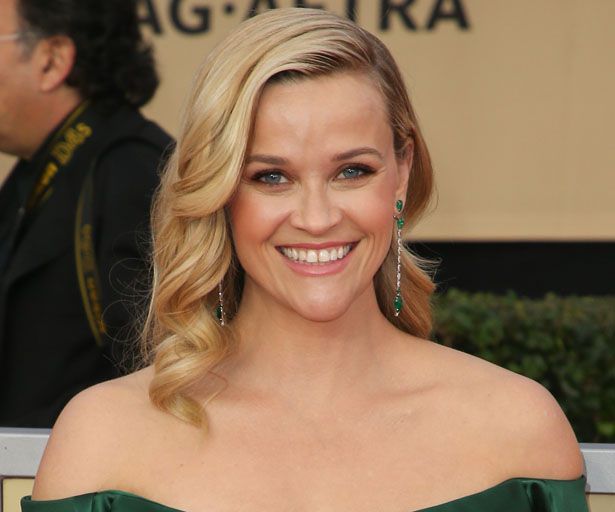 Reese Witherspoon putzt hier ihren Walk-of-Fame-Stern