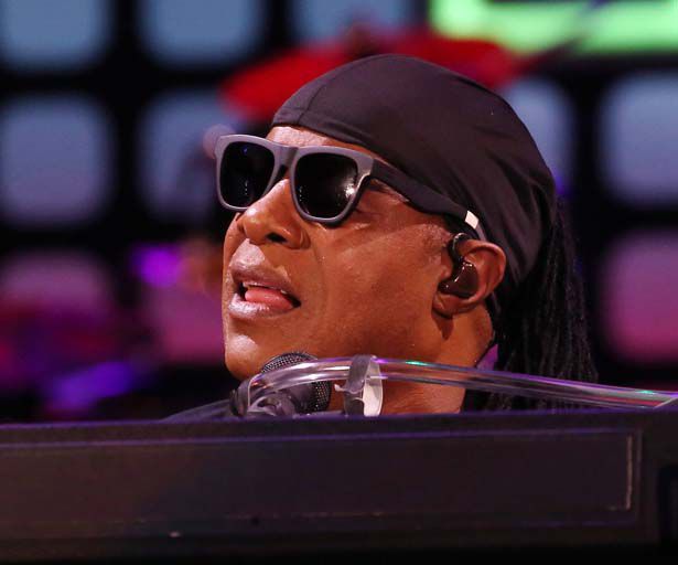 Stevie Wonder verteidigt den armen Bruno Mars