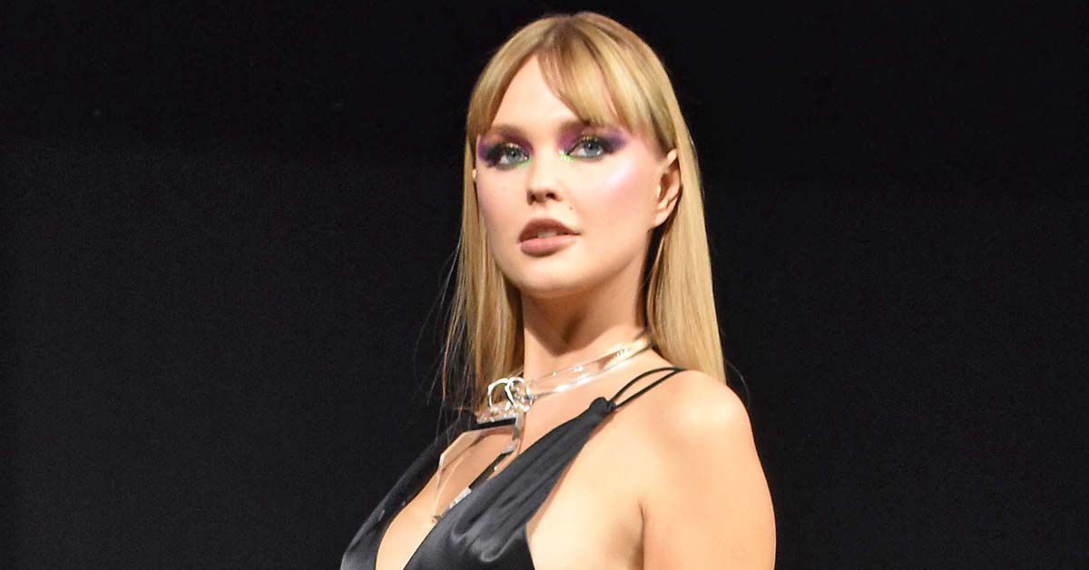 Bonnie Strange zeigt hier ihr Baby Goldie Venus