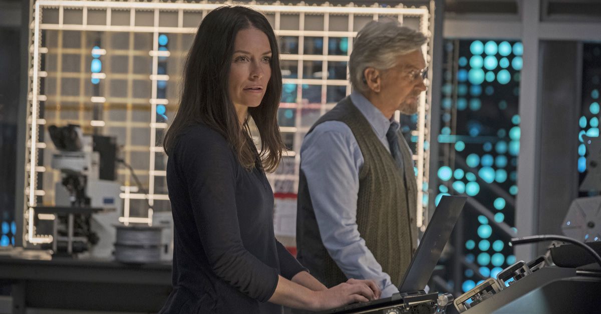 Evangeline Lilly fängt Kakerlaken einfach mit der Hand