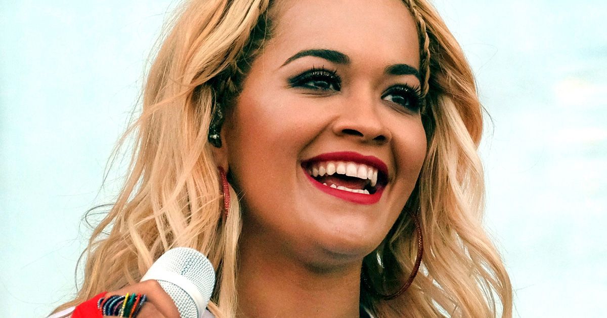 Rita Ora reißt sich hier die Klamotten vom Leib