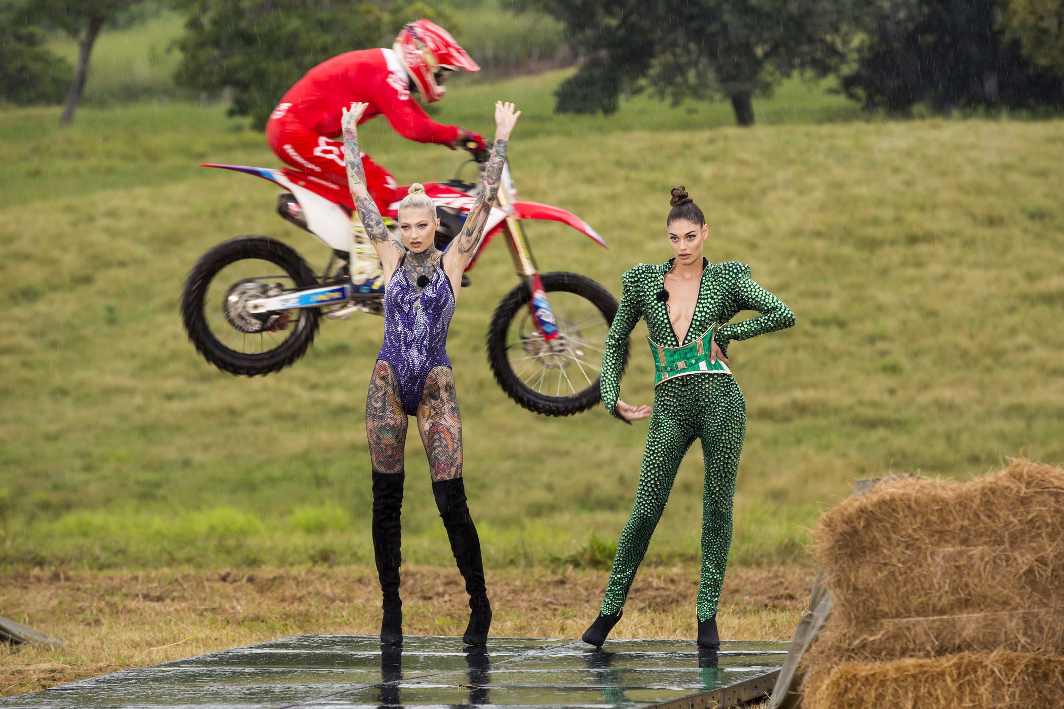 GNTM: Stunts im Feuer und actionreicher Walk