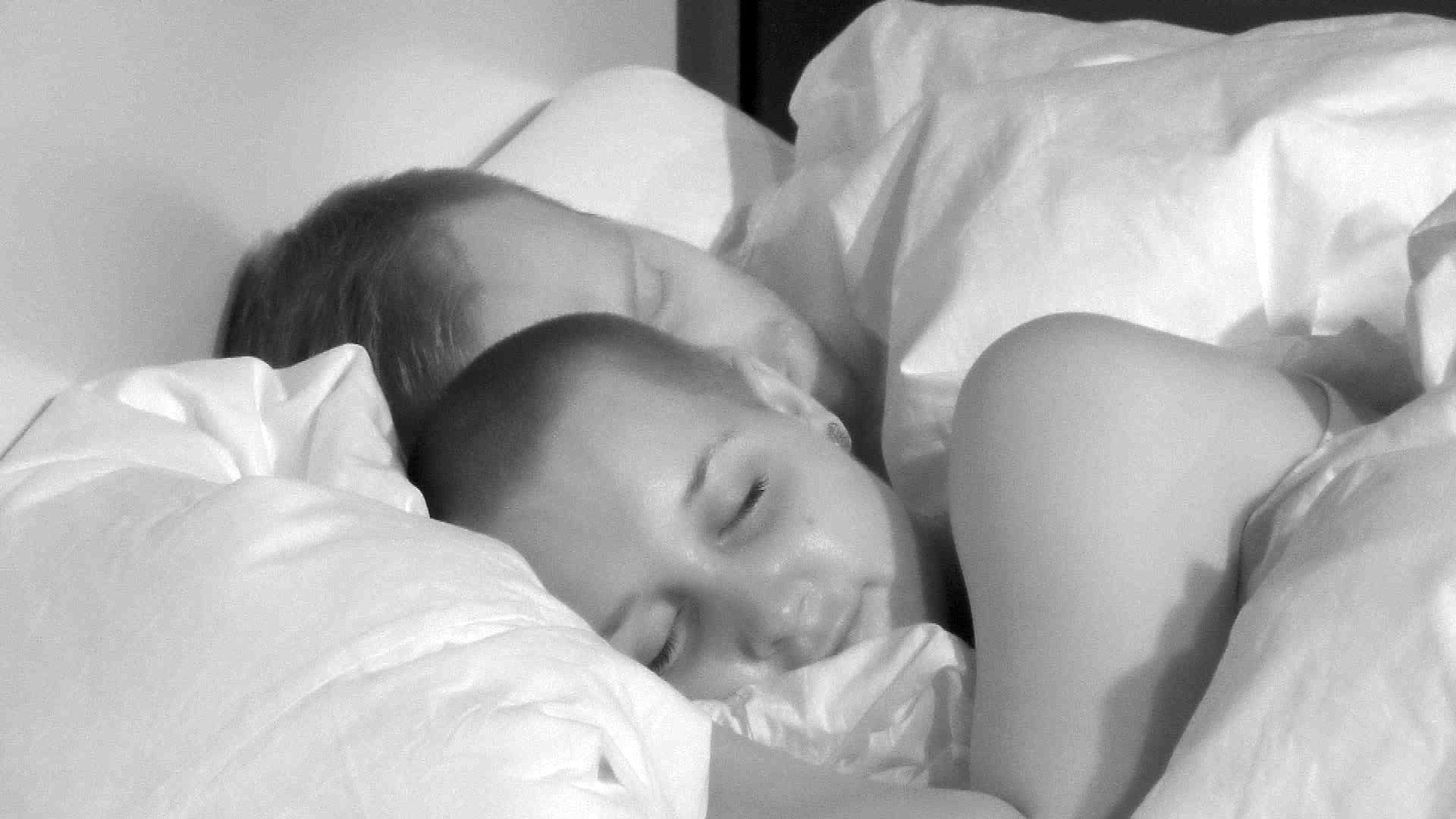 Big Brother: Kuscheloffensive und zwei Bewohner fliegen heute raus