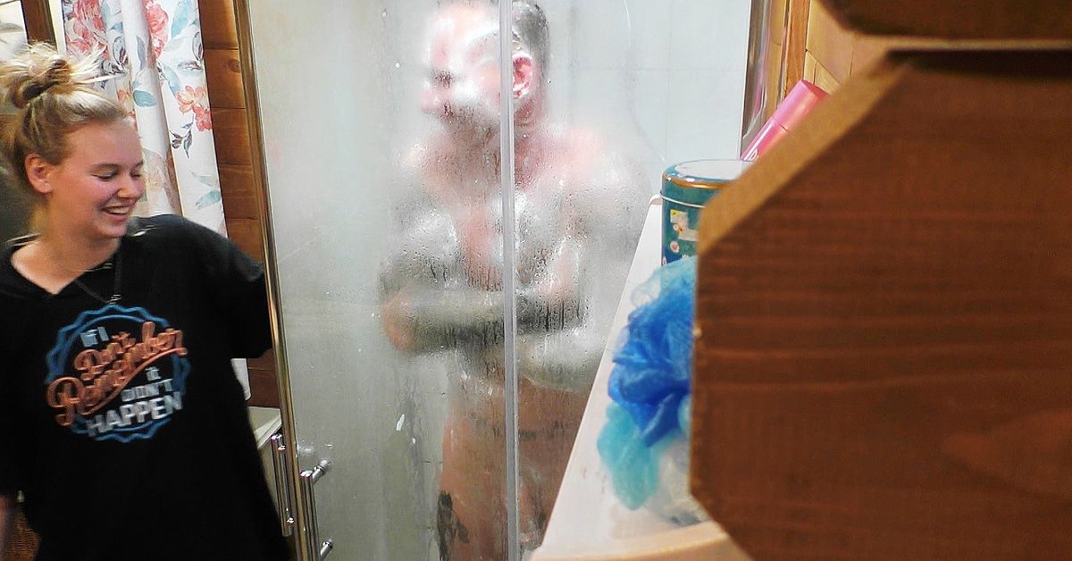 Big Brother: Der erste Kuss - und Denny zeigt hier alles