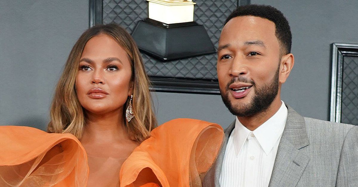 Chrissy Teigen zeigt ihre schrägen Leggins in neuer Perspektive