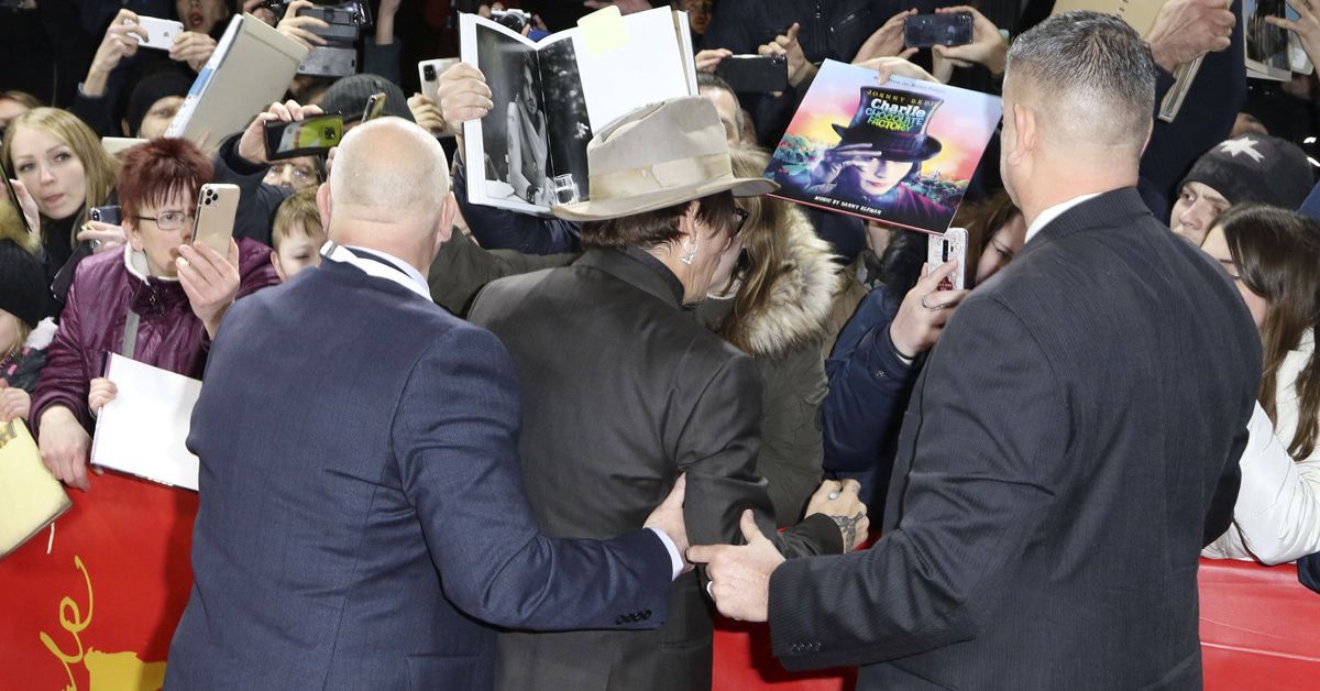 Warum musste Johnny Depp in Berlin gestüzt werden?