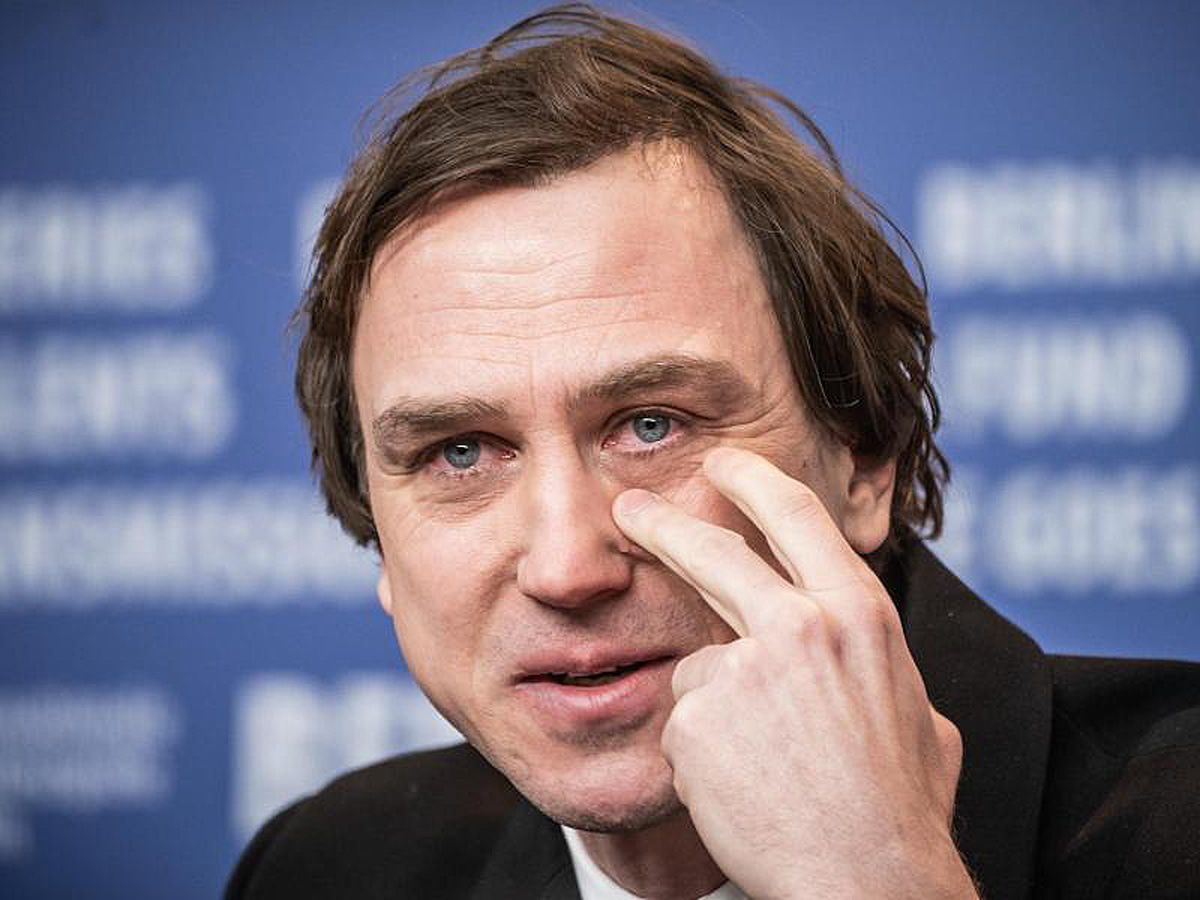 Lars Eidinger unter Tränen: Tragisch, wenn man Liebe in die Welt trägt und Hass erntet