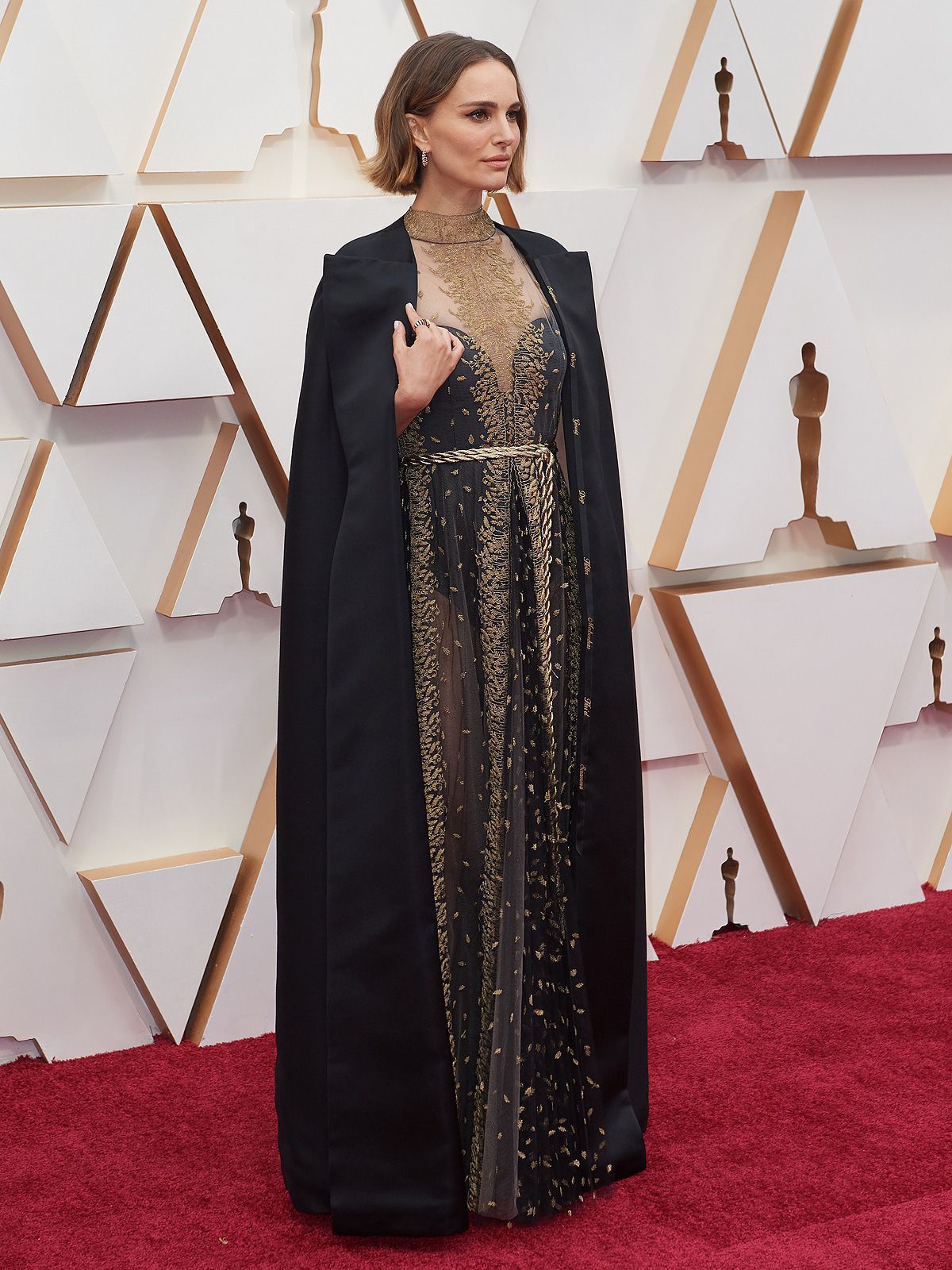 Oscars: Natalie Portman mahnt mit düsterem Umhang