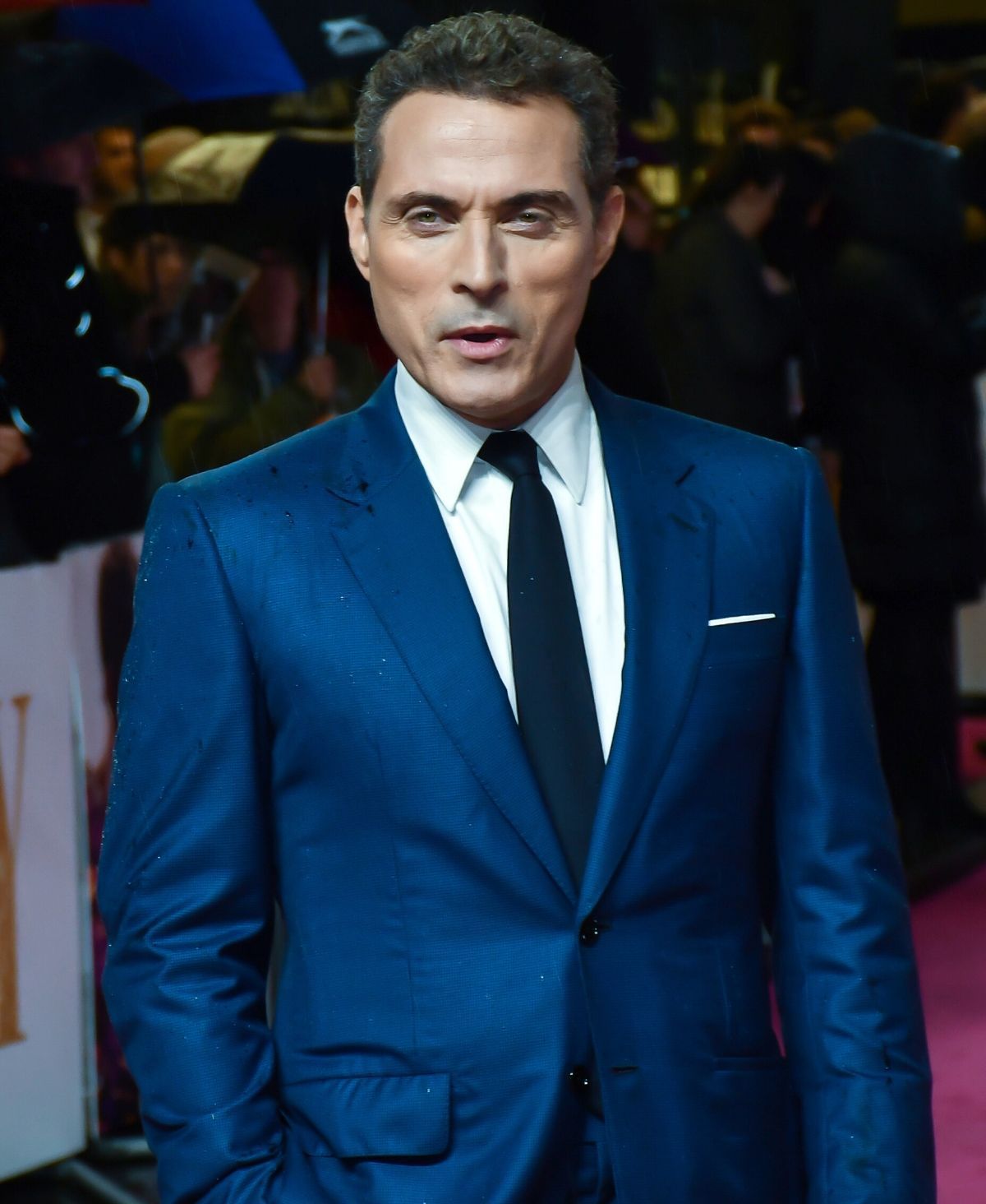 Rufus Sewell: Im „Elvis"-Film spielt er Vater Vernon