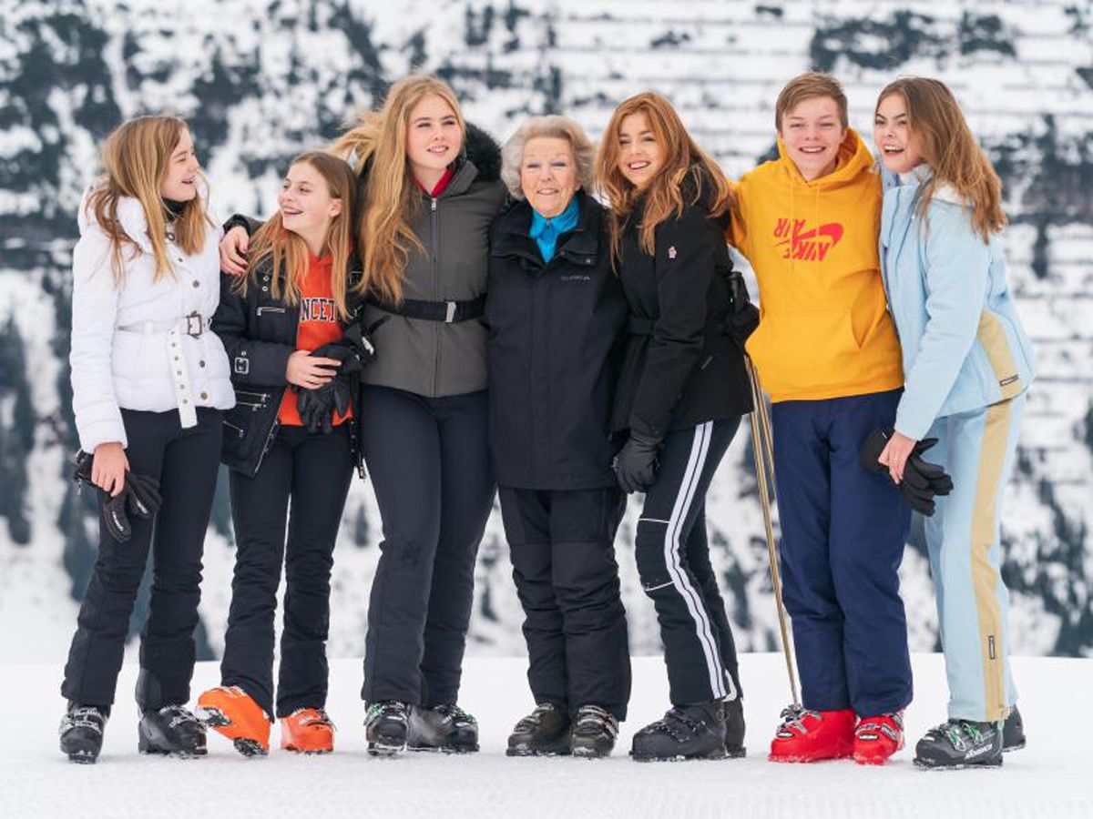 König Willem-Alexander mit Mutti, Frau, Kindern und Bart im Schnee