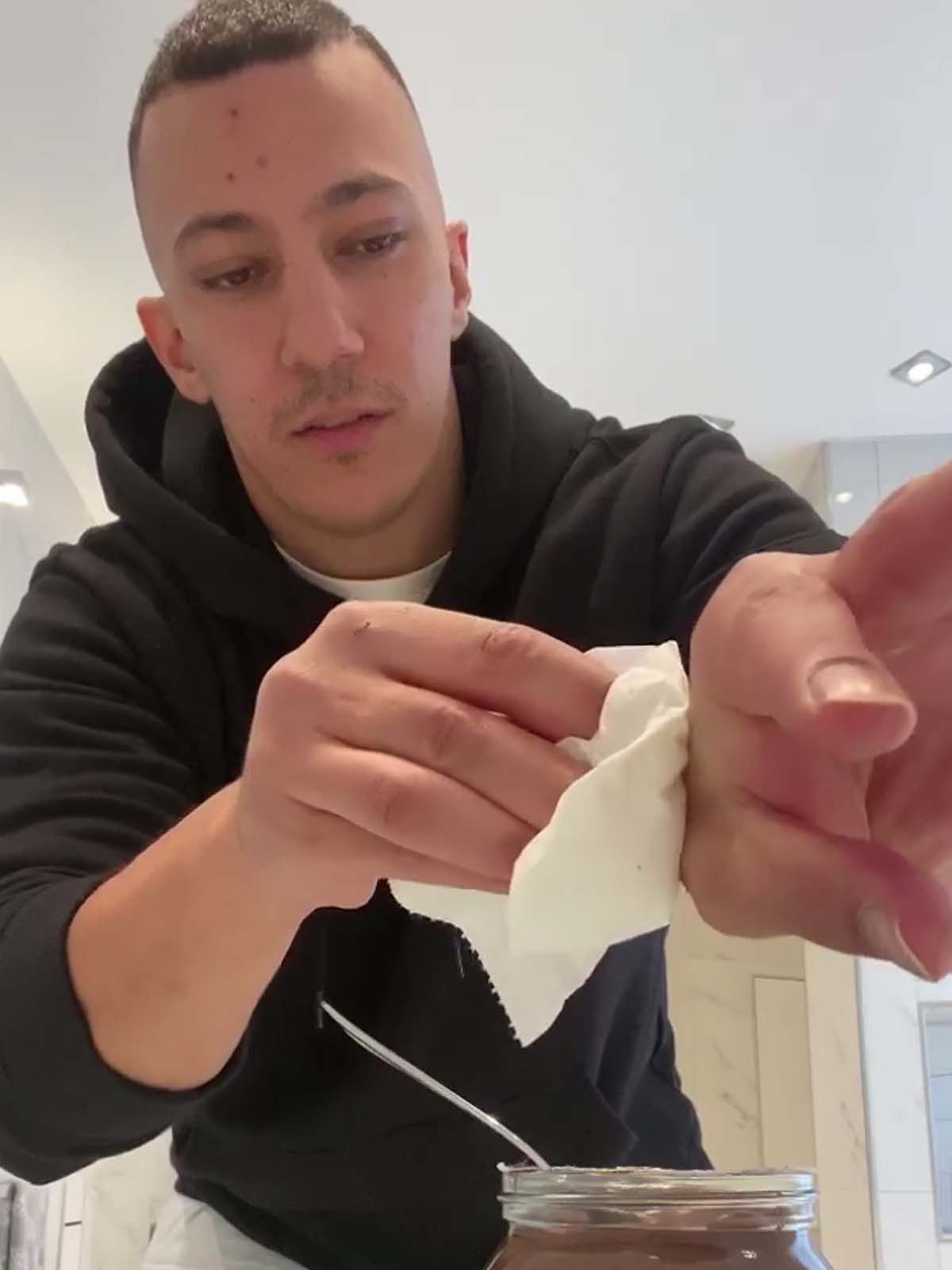 Klopapier-Krise: Farid Bang zeigt, wie man sich trotzdem reinigt