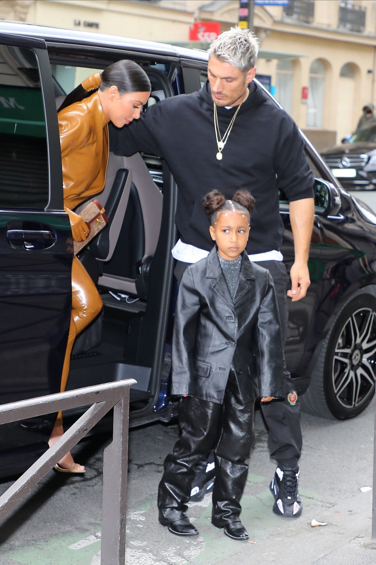North West tritt in Kanye Wests Fußstapfen und rappt auf Fashion Week