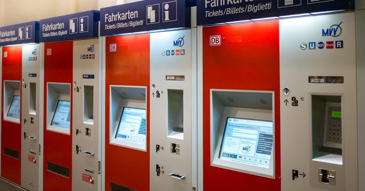 Corona-Mann leckt in München Fahrkartenautomaten ab