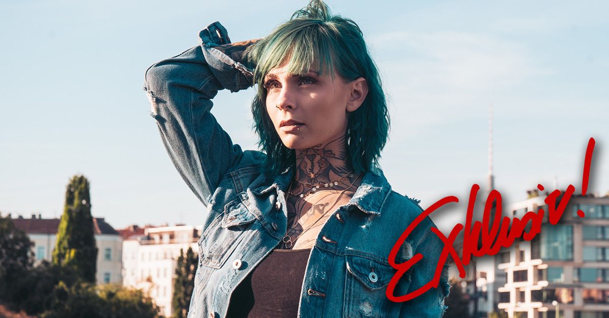 April Oneil gibt ein interview und zeigt Ihre Brüste April Oneil gibt ein interview und zeigt Ihre Brüste