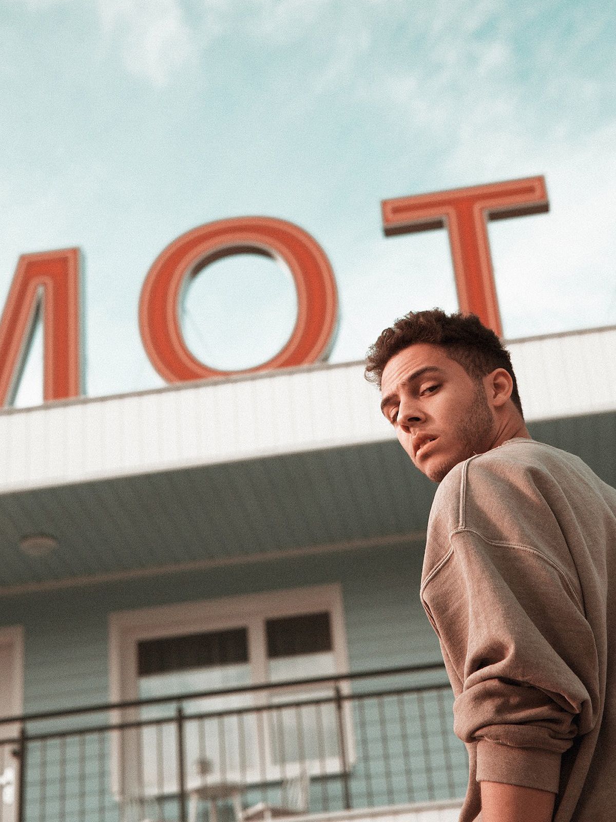 Stimmgranate Malik Harris: Das ist seine neue Single "Crawling"