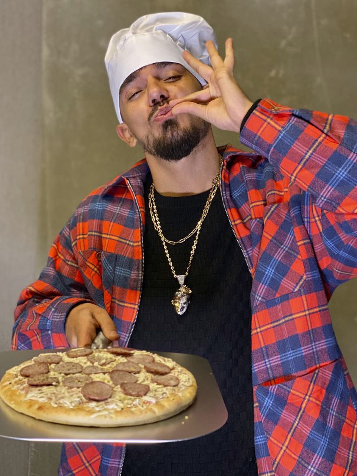 Capital Bra präsentiert seine Tiefkühlpizza #Teamcappi