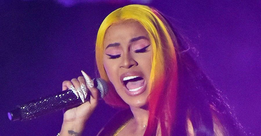 Cardi B zeigt ihre Naturhaare