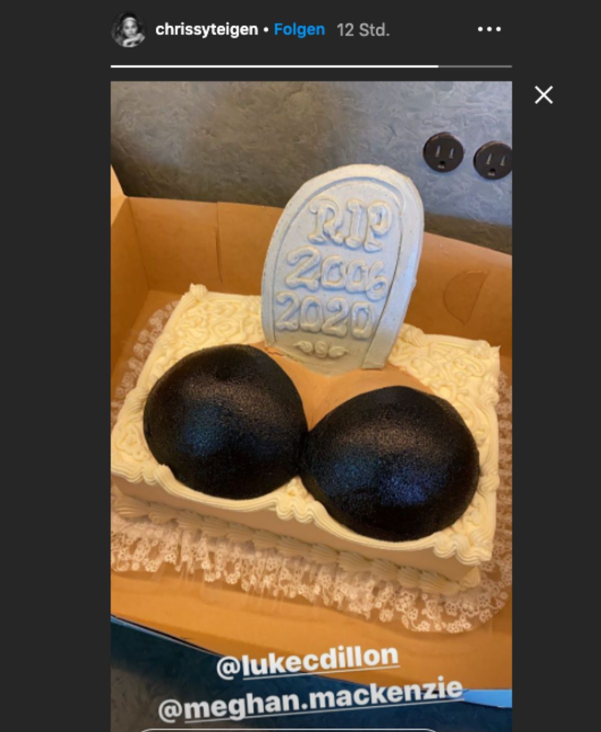 Chrissy Teigen beerdigt ihre falschen Brüste!