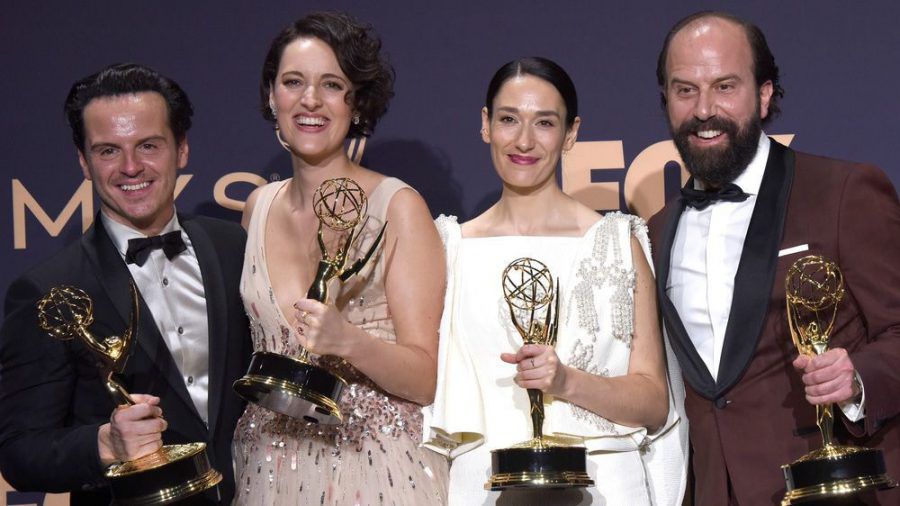 Die "Fleabag"-Darstellerinnen und Darsteller mit ihrer Trophäe bei den Emmy Awards 2019 (dms/spot)
