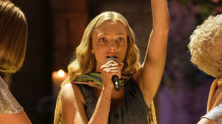 "Mamma Mia! Here We Go Again" (Teil 2, Foto): Amanda Seyfried (Mitte) spielte auch in der "Mamma Mia!"-Fortsetzung eine wichtige Rolle (ili/spot)
