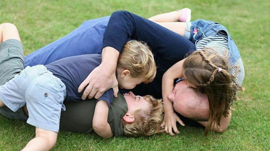 Prinz William tobt mit seinen drei Kindern im Gras. (ncz/spot)