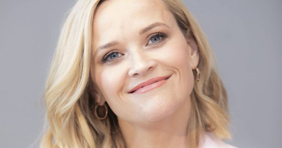 Reese Witherspoon: Herabschauender Hund mit Hund!