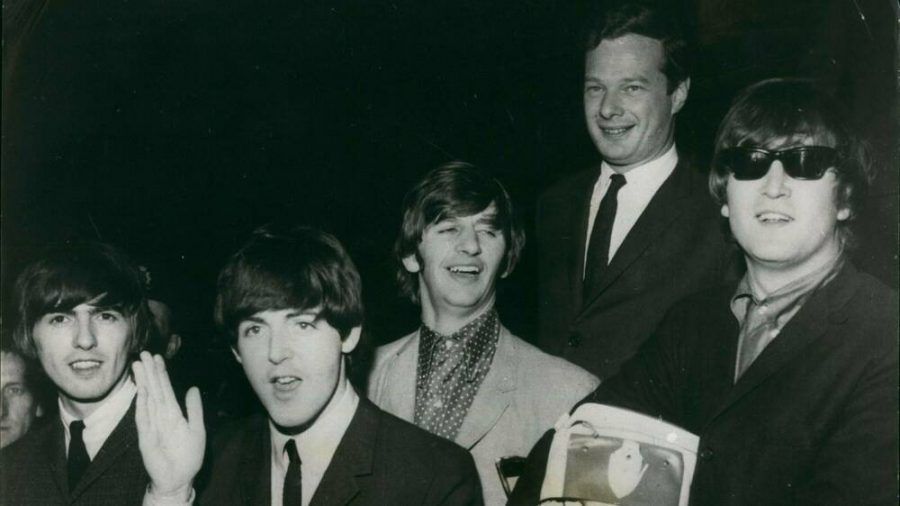Brian Epstein (hinten) mit seiner Entdeckung des Jahrtausends, den Beatles. (stk/spot)