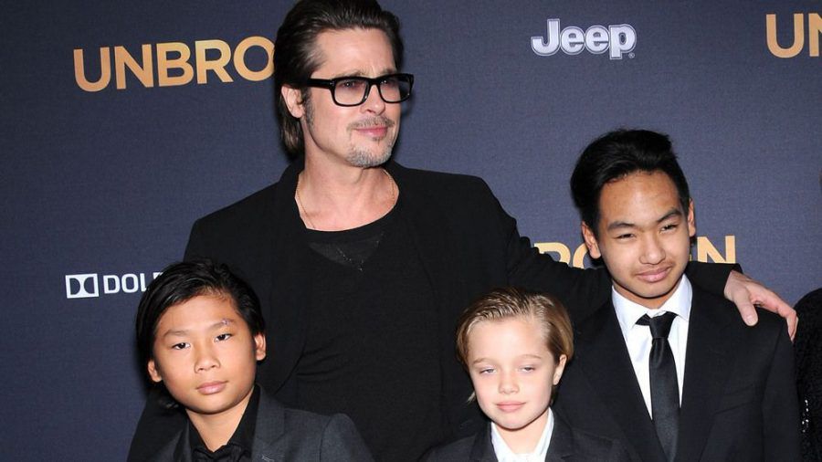 Pax (v.l.n.r.), Brad Pitt, Shiloh und Maddox bei einer Premierenparty im Jahr 2015. (jom/spot)