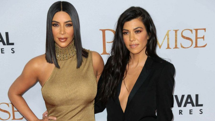 Kim und Kourtney Kardashian zeigen sich auf Instagram im 90er-Look. (jom/spot)