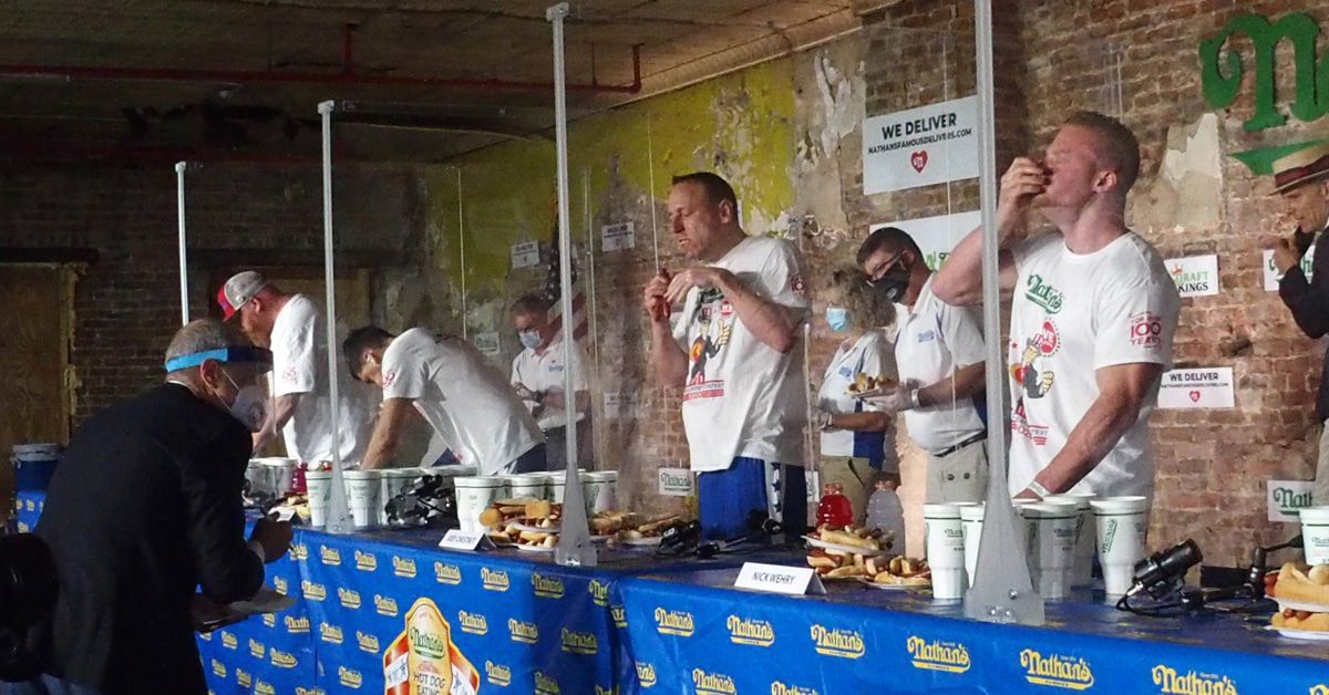 Hotdog-Sauerei 2020: Joey Chestnut würgt 75 in 10 Minuten hinunter