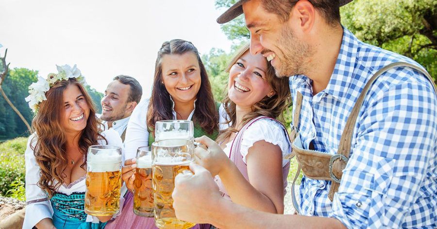 Dirndl und Lederhosen gekauft - aber die Wiesn sind abgesagt