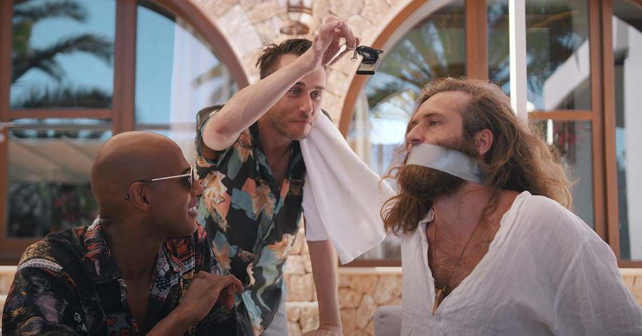 Video: Clueso fliegt nach Ibiza - und das passiert dann