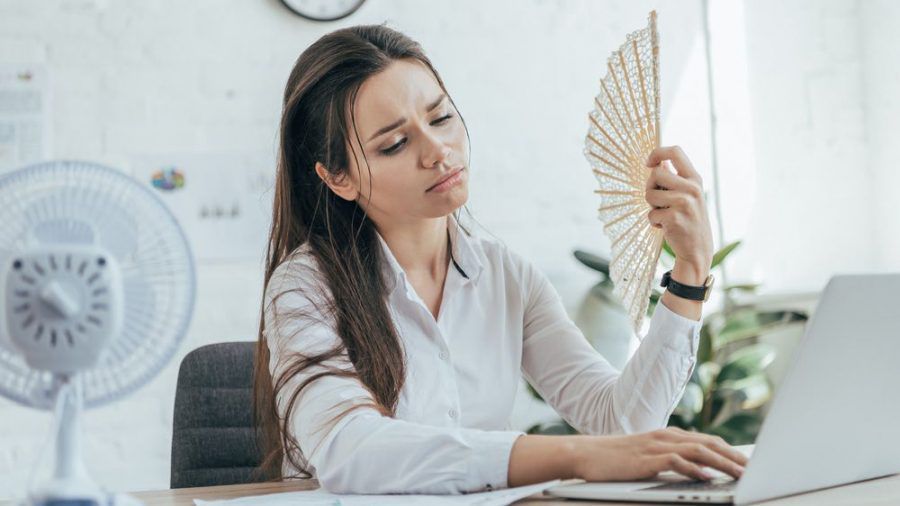 Während des Sommers sorgt ein Tischventilator im Büro für Abkühlung. (eee/spot)