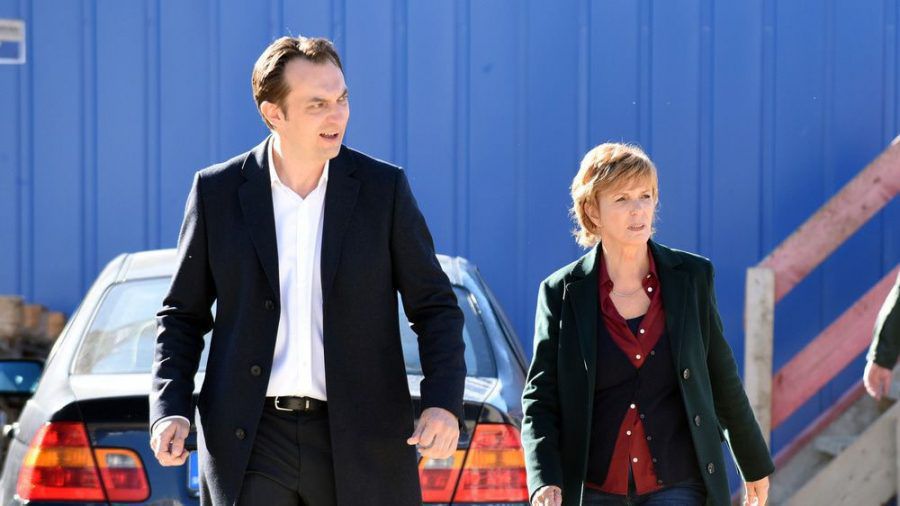 "Kommissarin Lucas: Die Unsichtbaren": Staatsanwalt Walch (Steven Scharf) erklärt Ellen Lucas (Ulrike Kriener) die Schwierigkeiten der Beweisführung (cg/spot)