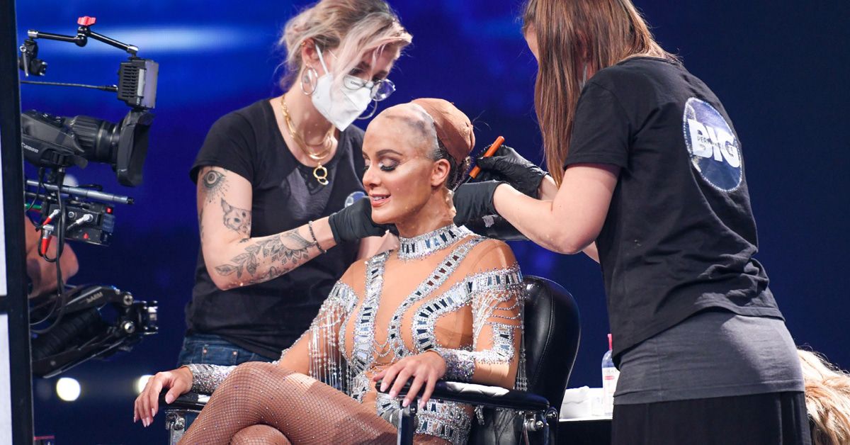 Hier reißen sie Vanessa Mai die Maske vom Gesicht