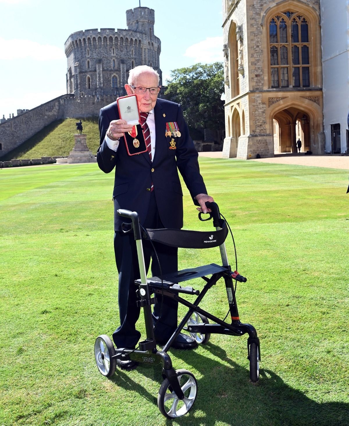 Sir Tom Moore: Der hundertjährige Rollator-Opa kommt ins Kino!