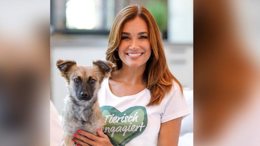 Moderatorin Jana Ina Zarrella und ihr neues Familienmitglied, Hund Cici, sind ein Herz und eine Seele. (spot)