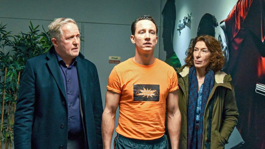 "Tatort: Pumpen": Bibi Fellner (Adele Neuhauser) und Moritz Eisner (Harald Krassnitzer) begleiten Markus Hangl (Laurence Rupp) zur Umkleidekabine (cg/spot)