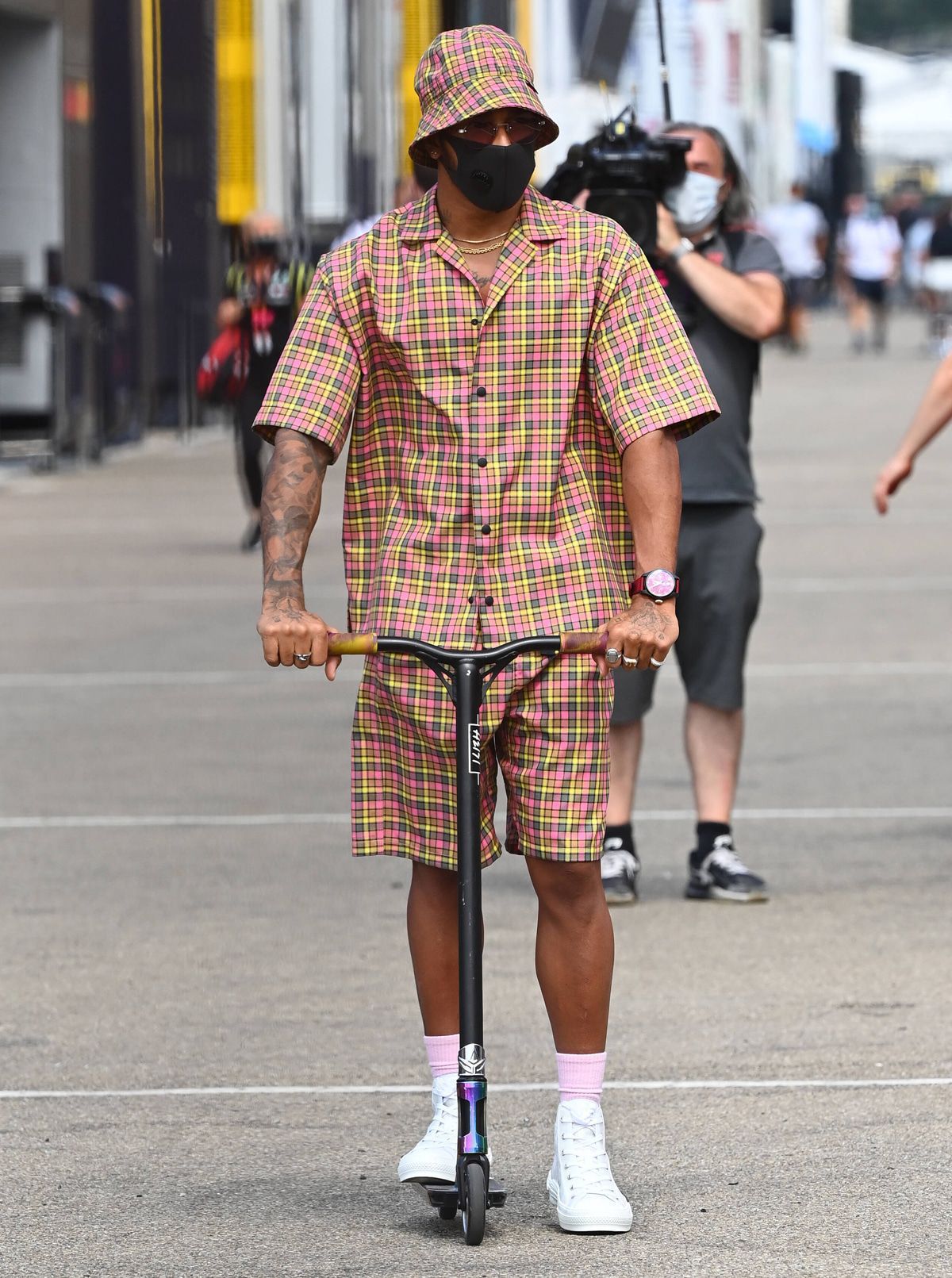 Lewis Hamilton überrascht mit gewagtem Outfit