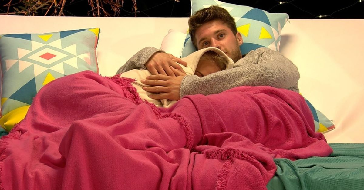 "Love Island": Erste Küsse und Zärtlichkeiten