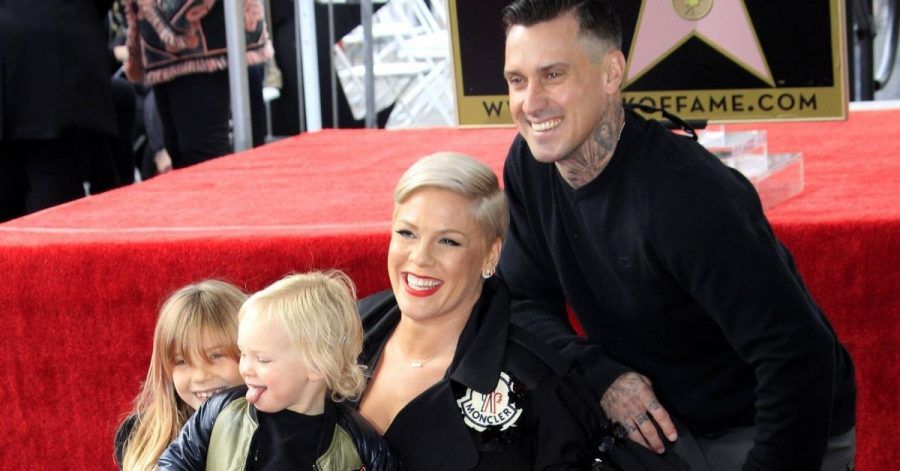 Pinks Ehemann gibt den Kindern (3+5) Schießunterricht!
