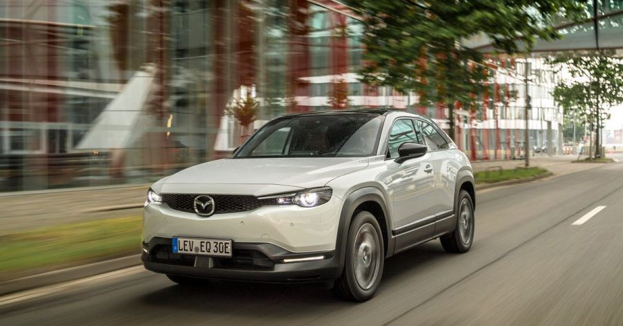 Mit dem MX-30 bringt Mazda erstmals ein Akku-Auto auf den Markt. Das Besondere an dem Modell: Die Batterie ist vergleichsweise schwach, dafür aber extrem sparsam.