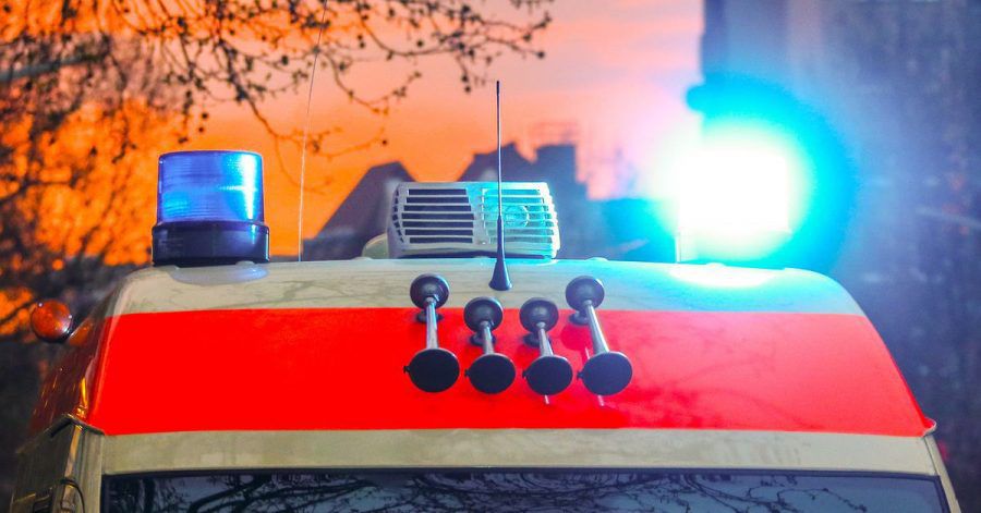 Ein Rettungswagen mit Blaulicht und Signalhorn im Einsatz.