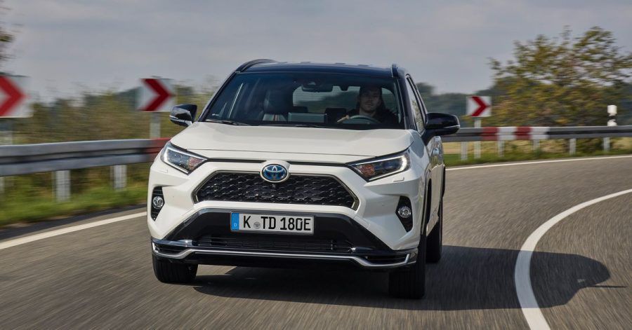 Obwohl der Toyota RAV4 noch einen Benziner an Bord hat, bietet er das Fahrgefühl eines reinen Stromers.