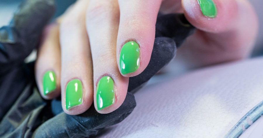 Ein Trend für diejenigen, die es besonders auffällig mögen, sind Fingernägel in Neontönen.