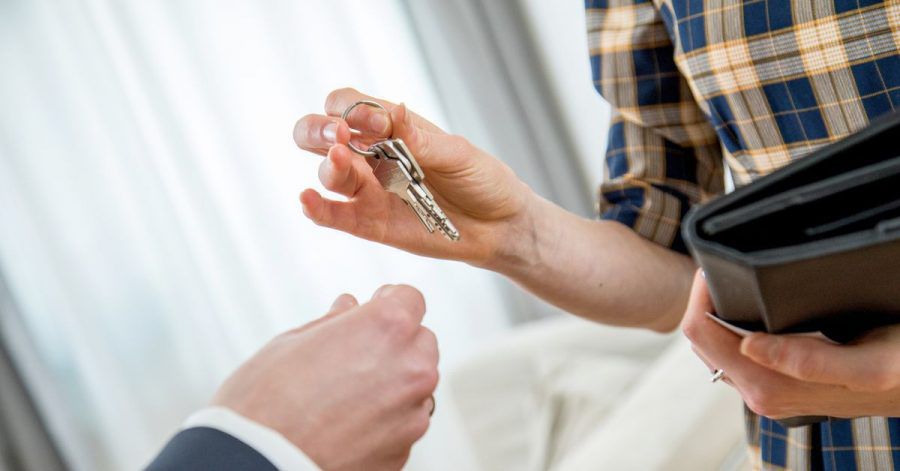 Makler helfen bei der Suche nach Immobilien. Ist der Umzug berufsbedingt, beteiligt sich das Finanzamt an der Provision - zumindest bei Mietimmobilien.