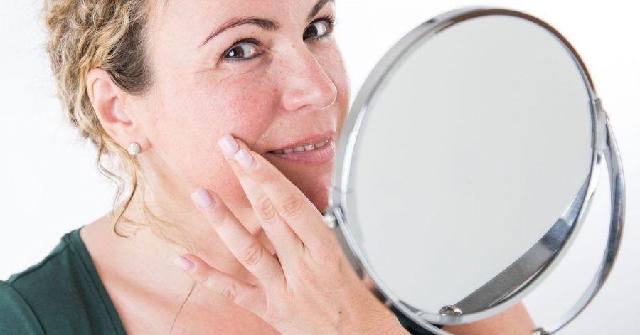 Rötungen im Gesicht sind ein erstes Anzeichen von Rosacea.