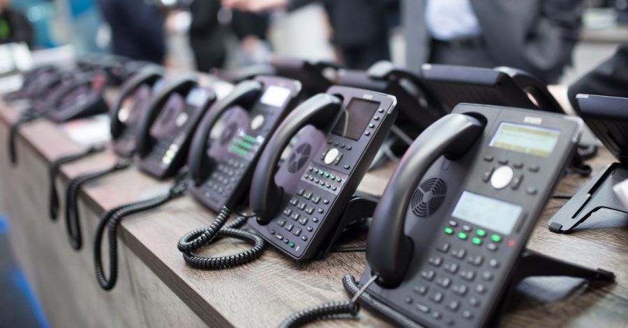 In Unternehmen gehören Profi-Telefone einfach dazu. Meist werden Internettelefone eingesetzt, die per LAN-Kabel mit dem Netzwerk verbunden werden.
