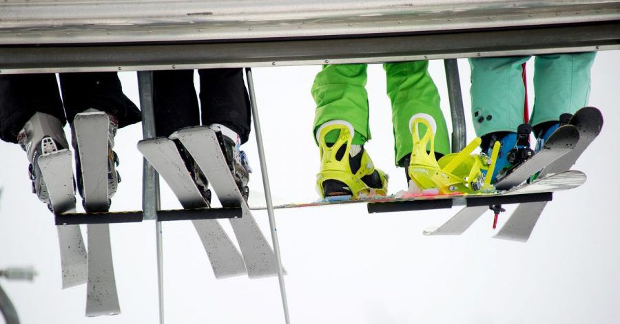 Hochwertige Skiausrüstung kann lange halten - wer Skier gebraucht kauft, sollte dabei aber das Material genau prüfen.