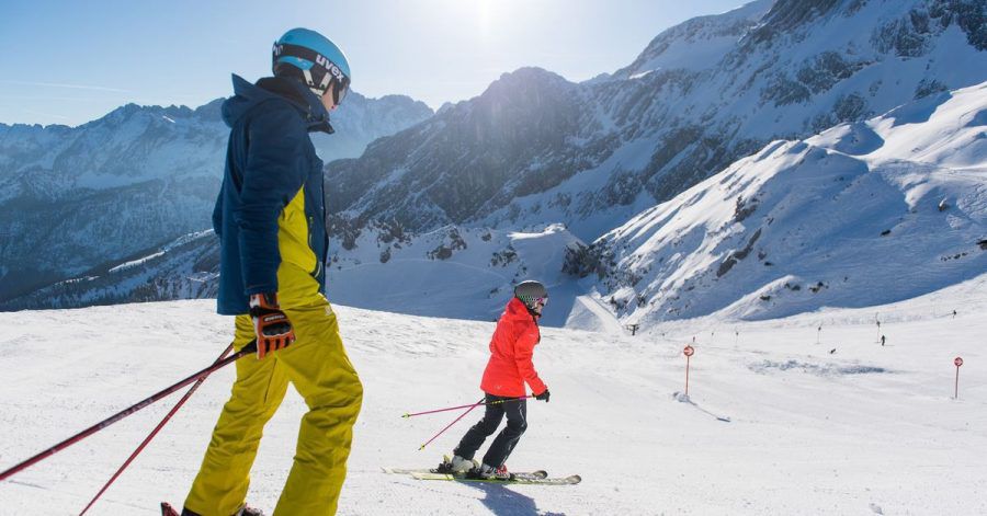Trotz Corona wird wohl vielerorts Skifahren möglich sein. Doch Wintersportler müssen sich auf einige Infektionsschutzmaßnahmen einstellen.